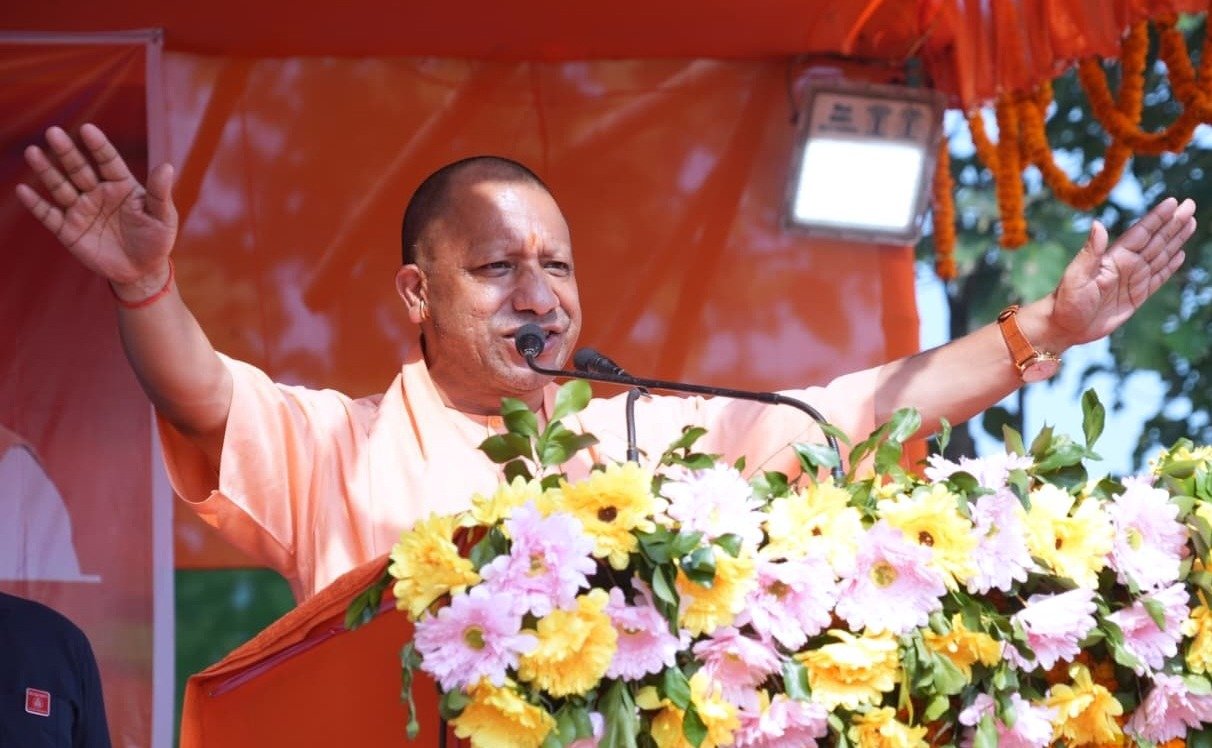 बिहार विधानसभा चुनाव के पहले चरण के बाद मुख्यमंत्री योगी आदित्यनाथ ने चंपारण की रैलियों में राजद और कांग्रेस पर करारा प्रहार किया। उन्होंने कहा कि यह चुनाव *सुशासन बनाम जंगलराज* का है। योगी ने जनता से एनडीए प्रत्याशियों को जिताने की अपील करते हुए कहा कि जो पहले बिहार को अराजकता और अपराध के अंधेरे में झोंकते थे, वे अब फिर लौटना चाहते हैं। रक्सौल, नरकटियागंज, लौरिया और ढाका में उमड़ी भीड़ ‘बुलडोजर बाबा जिंदाबाद’ के नारों से गूंज उठी।