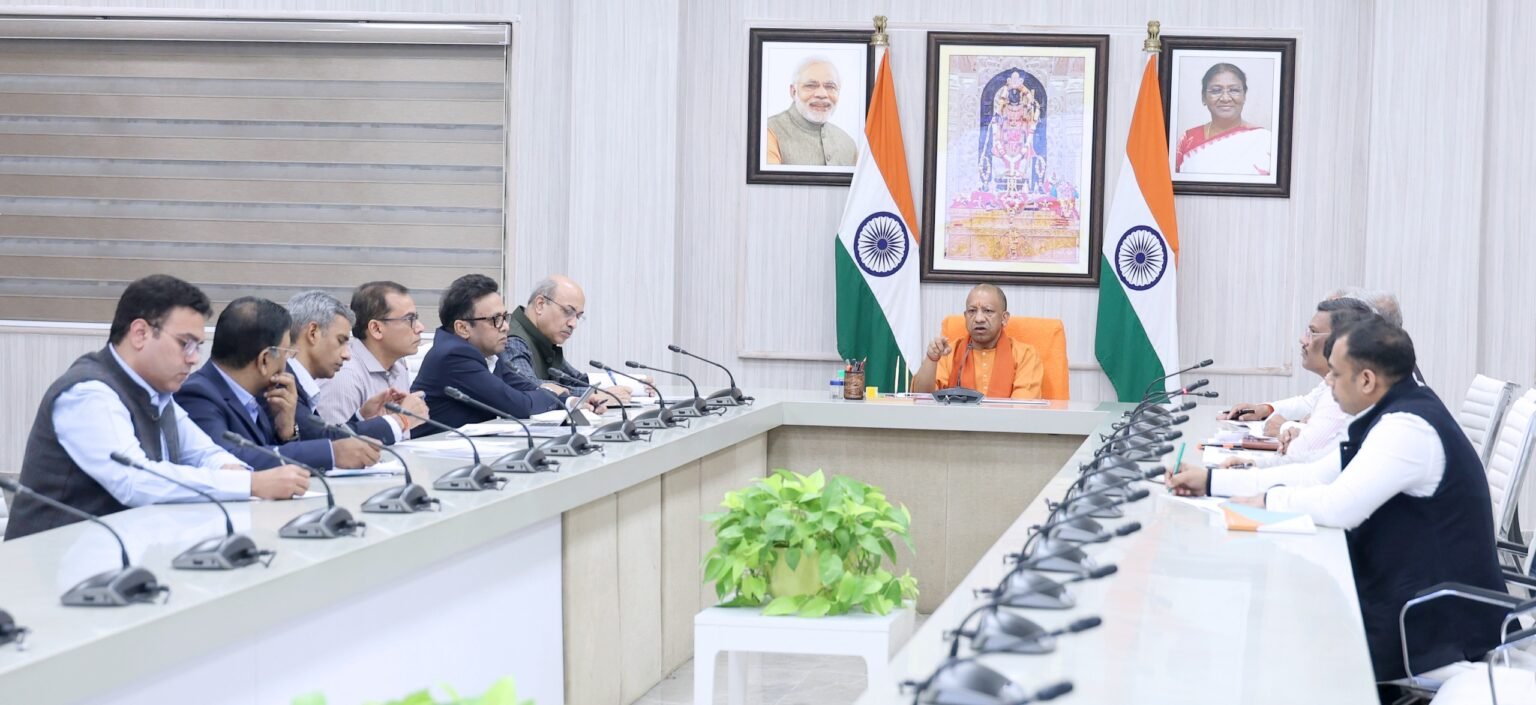 मुख्यमंत्री योगी आदित्यनाथ ने आईटी एवं इलेक्ट्रॉनिक्स विभाग की समीक्षा बैठक में प्रदेश में तेजी से बढ़ रही स्टार्टअप संस्कृति को और सशक्त बनाने के निर्देश दिए। उन्होंने कहा कि युवाओं को तकनीक आधारित नई अर्थव्यवस्था से जोड़ना सरकार की शीर्ष प्राथमिकता है। आईटी-आईटीईएस सेक्टर में प्रायोगिक प्रशिक्षण मॉडल विकसित किए जाएंगे और निवेशकों को सरल व समयबद्ध अनुमति प्रणाली उपलब्ध कराई जाएगी। बैठक में बताया गया कि इलेक्ट्रॉनिक निर्यात 2017-18 के 3,862 करोड़ से बढ़कर 2024-25 में 44,744 करोड़ हो गया है। डाटा सेंटर व इलेक्ट्रॉनिक्स विनिर्माण में बड़े निवेश से हजारों रोजगार सृजित हो रहे हैं।