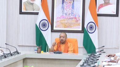 मुख्यमंत्री योगी आदित्यनाथ ने आईटी एवं इलेक्ट्रॉनिक्स विभाग की समीक्षा बैठक में प्रदेश में तेजी से बढ़ रही स्टार्टअप संस्कृति को और सशक्त बनाने के निर्देश दिए। उन्होंने कहा कि युवाओं को तकनीक आधारित नई अर्थव्यवस्था से जोड़ना सरकार की शीर्ष प्राथमिकता है। आईटी-आईटीईएस सेक्टर में प्रायोगिक प्रशिक्षण मॉडल विकसित किए जाएंगे और निवेशकों को सरल व समयबद्ध अनुमति प्रणाली उपलब्ध कराई जाएगी। बैठक में बताया गया कि इलेक्ट्रॉनिक निर्यात 2017-18 के 3,862 करोड़ से बढ़कर 2024-25 में 44,744 करोड़ हो गया है। डाटा सेंटर व इलेक्ट्रॉनिक्स विनिर्माण में बड़े निवेश से हजारों रोजगार सृजित हो रहे हैं।