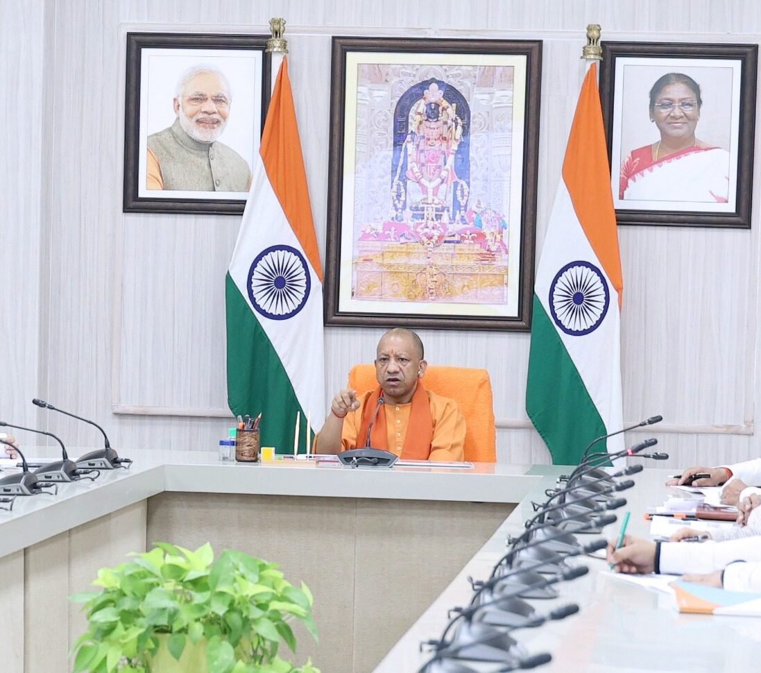 मुख्यमंत्री योगी आदित्यनाथ ने आईटी एवं इलेक्ट्रॉनिक्स विभाग की समीक्षा बैठक में प्रदेश में तेजी से बढ़ रही स्टार्टअप संस्कृति को और सशक्त बनाने के निर्देश दिए। उन्होंने कहा कि युवाओं को तकनीक आधारित नई अर्थव्यवस्था से जोड़ना सरकार की शीर्ष प्राथमिकता है। आईटी-आईटीईएस सेक्टर में प्रायोगिक प्रशिक्षण मॉडल विकसित किए जाएंगे और निवेशकों को सरल व समयबद्ध अनुमति प्रणाली उपलब्ध कराई जाएगी। बैठक में बताया गया कि इलेक्ट्रॉनिक निर्यात 2017-18 के 3,862 करोड़ से बढ़कर 2024-25 में 44,744 करोड़ हो गया है। डाटा सेंटर व इलेक्ट्रॉनिक्स विनिर्माण में बड़े निवेश से हजारों रोजगार सृजित हो रहे हैं।