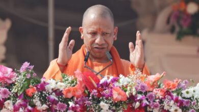 अयोध्या में धर्मध्वज आरोहण समारोह के दौरान मुख्यमंत्री योगी आदित्यनाथ ने जयघोष के साथ अपने विचार रखते हुए कहा कि यह केवल यज्ञ की पूर्णाहुति नहीं, बल्कि नए युग का शुभारंभ है। उन्होंने कहा कि भव्य राम मंदिर 140 करोड़ भारतीयों की आस्था और आत्मगौरव का प्रतीक है। सीएम योगी ने संघर्ष की महान यात्रा को नमन करते हुए बताया कि धर्म का प्रकाश अमर है और रामराज्य के मूल्य कालजयी हैं। पीएम मोदी के नेतृत्व में अयोध्या आस्था, आधुनिकता और अर्थव्यवस्था के नए युग में प्रवेश कर रही है और उत्सवों की वैश्विक राजधानी के रूप में उभर रही है।