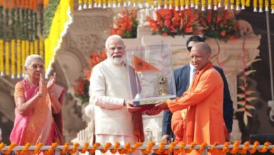 अयोध्या में विवाह पंचमी के पावन अवसर पर श्रीराम जन्मभूमि मंदिर के शिखर पर धर्मध्वज आरोहण करते हुए प्रधानमंत्री नरेंद्र मोदी ने कहा कि आज सदियों के घाव भर रहे हैं और हजार वर्षों की वेदना विराम पा रही है। यह वह क्षण है जब 500 वर्षों की अखंड आस्था का यज्ञ पूर्णाहुति को प्राप्त हुआ है। पीएम मोदी ने धर्मध्वज को भारतीय सभ्यता के पुनर्जागरण का ध्वज बताते हुए कहा कि इसका भगवा रंग सत्य, मर्यादा, कर्तव्य और रामराज्य के आदर्शों का प्रतीक है। उन्होंने कहा कि राम मंदिर का दिव्य प्रांगण भारत की सामूहिक शक्ति का केंद्र बन रहा है और आने वाले दशकों के लिए हमें दूरदृष्टि के साथ कार्य करना होगा। प्रधानमंत्री ने ‘राम भेद से नहीं, भाव से जुड़ते हैं’ को रेखांकित करते हुए 2047 तक विकसित भारत के निर्माण के लिए राष्ट्रहित को सर्वोपरि रखने का आह्वान किया। अयोध्या को उन्होंने 21वीं सदी की ‘विरासत और विकास का मॉडल नगरी’ बताया।