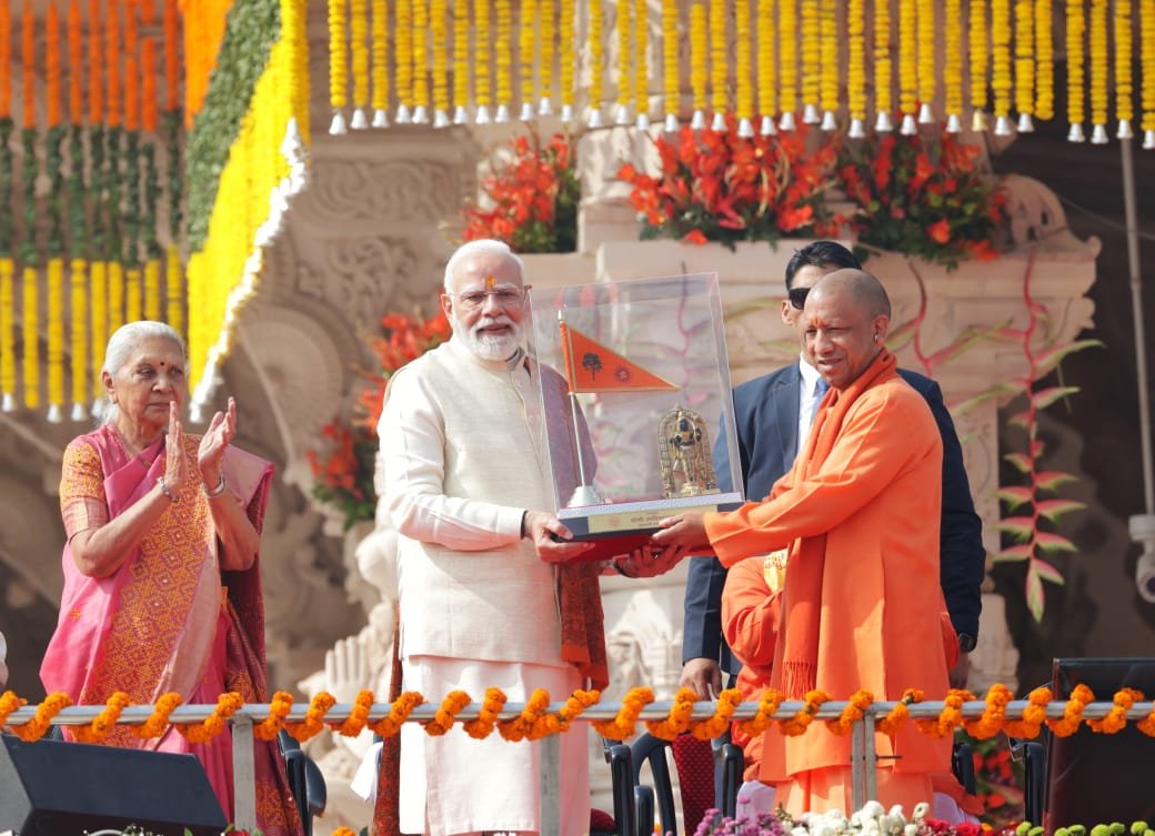 अयोध्या में विवाह पंचमी के पावन अवसर पर श्रीराम जन्मभूमि मंदिर के शिखर पर धर्मध्वज आरोहण करते हुए प्रधानमंत्री नरेंद्र मोदी ने कहा कि आज सदियों के घाव भर रहे हैं और हजार वर्षों की वेदना विराम पा रही है। यह वह क्षण है जब 500 वर्षों की अखंड आस्था का यज्ञ पूर्णाहुति को प्राप्त हुआ है। पीएम मोदी ने धर्मध्वज को भारतीय सभ्यता के पुनर्जागरण का ध्वज बताते हुए कहा कि इसका भगवा रंग सत्य, मर्यादा, कर्तव्य और रामराज्य के आदर्शों का प्रतीक है। उन्होंने कहा कि राम मंदिर का दिव्य प्रांगण भारत की सामूहिक शक्ति का केंद्र बन रहा है और आने वाले दशकों के लिए हमें दूरदृष्टि के साथ कार्य करना होगा। प्रधानमंत्री ने ‘राम भेद से नहीं, भाव से जुड़ते हैं’ को रेखांकित करते हुए 2047 तक विकसित भारत के निर्माण के लिए राष्ट्रहित को सर्वोपरि रखने का आह्वान किया। अयोध्या को उन्होंने 21वीं सदी की ‘विरासत और विकास का मॉडल नगरी’ बताया।