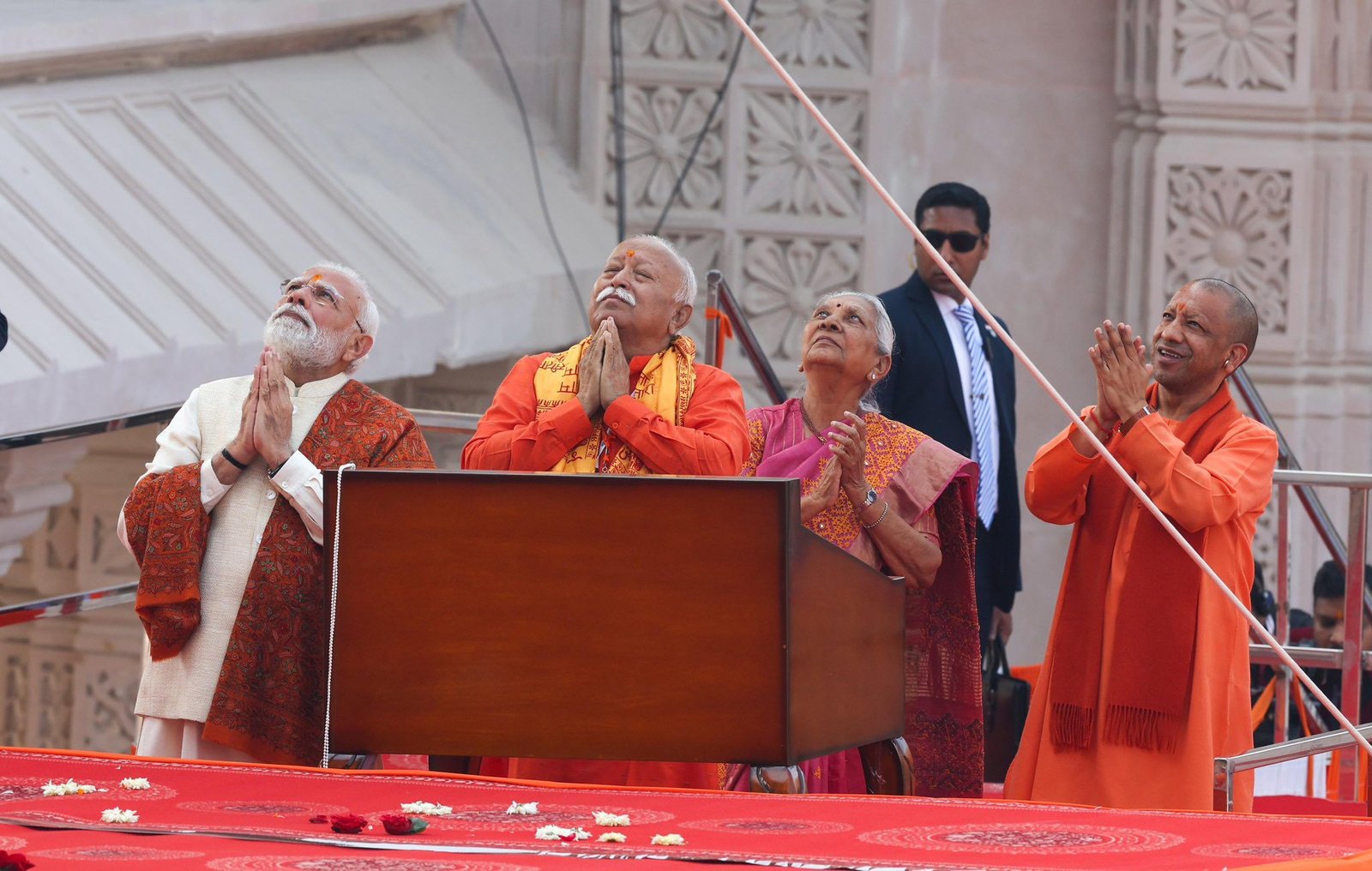 विवाह पंचमी पर श्रीराम जन्मभूमि मंदिर के शिखर पर धर्मध्वज आरोहण के अवसर पर आरएसएस प्रमुख मोहन भागवत ने कहा कि आज अनेक पीढ़ियों के तप, त्याग और संघर्ष का सपना साकार हुआ है। उन्होंने बताया कि जिस मंदिर की परिकल्पना संतों और रामभक्तों ने centuries पहले की थी, उससे भी अधिक भव्य और दिव्य स्वरूप आज प्रत्यक्ष है। भागवत ने भगवा ध्वज को धर्म, सत्य, सदाचार और रामराज्य के मूल्यों का प्रतीक बताया। उन्होंने कहा कि भारतवर्ष अब विश्व को धर्म, ज्ञान, शांति और सहअस्तित्व का संदेश देने के लिए तैयार है। यह दिन सनातन समाज के आत्मगौरव का दिन है।