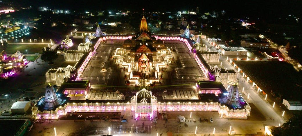 अयोध्या में प्रस्तावित विश्वस्तरीय मंदिर संग्रहालय को 52.102 एकड़ भूमि आवंटित करने के योगी सरकार के निर्णय से रामनगरी में उत्साह है। संग्रहालय का निर्माण टाटा सन्स CSR फंड से करेगी। इससे अयोध्या को नया सांस्कृतिक पहचान चिन्ह मिलेगा व हजारों रोजगार के अवसर बनेंगे। संत समाज और व्यापारी वर्ग ने मुख्यमंत्री योगी आदित्यनाथ का आभार जताया।