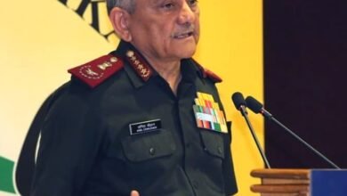 नई दिल्ली में आयोजित दिल्ली डिफेंस डायलॉग 2025 में चीफ ऑफ डिफेंस स्टाफ (सीडीएस) जनरल अनिल चौहान ने कहा कि ‘ऑपरेशन सिंदूर’ आधुनिक युद्ध का प्रभावशाली उदाहरण है, जहाँ नेटवर्क-केंद्रित ऑपरेशन, डिजिटल इंटेलिजेंस और मल्टी-डोमेन रणनीति का कुशल उपयोग किया गया। उन्होंने जोर देकर कहा कि जो राष्ट्र तकनीकी रूप से अग्रणी हैं, वही युद्ध में सफलता प्राप्त करते हैं। मनोहर पर्रिकर रक्षा अध्ययन एवं विश्लेषण संस्थान (एमपी-आईडीएसए) द्वारा आयोजित इस कार्यक्रम का उद्घाटन रक्षा मंत्री राजनाथ सिंह ने किया। संवाद का विषय था — ‘रक्षा क्षमता विकास के लिए नए युग की प्रौद्योगिकी का उपयोग’।