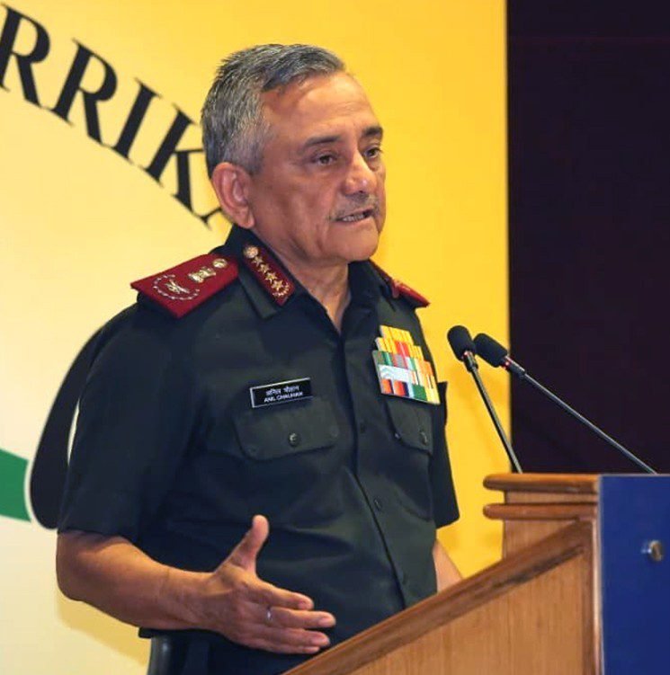 नई दिल्ली में आयोजित दिल्ली डिफेंस डायलॉग 2025 में चीफ ऑफ डिफेंस स्टाफ (सीडीएस) जनरल अनिल चौहान ने कहा कि ‘ऑपरेशन सिंदूर’ आधुनिक युद्ध का प्रभावशाली उदाहरण है, जहाँ नेटवर्क-केंद्रित ऑपरेशन, डिजिटल इंटेलिजेंस और मल्टी-डोमेन रणनीति का कुशल उपयोग किया गया। उन्होंने जोर देकर कहा कि जो राष्ट्र तकनीकी रूप से अग्रणी हैं, वही युद्ध में सफलता प्राप्त करते हैं। मनोहर पर्रिकर रक्षा अध्ययन एवं विश्लेषण संस्थान (एमपी-आईडीएसए) द्वारा आयोजित इस कार्यक्रम का उद्घाटन रक्षा मंत्री राजनाथ सिंह ने किया। संवाद का विषय था — ‘रक्षा क्षमता विकास के लिए नए युग की प्रौद्योगिकी का उपयोग’।