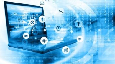 भारत सरकार की डिजिटल इंडिया पहल के तहत 2015 में शुरू किया गया डिजीलॉकर (DigiLocker) आज देशभर में नागरिकों के लिए डिजिटल दस्तावेज़ों का सबसे भरोसेमंद प्लेटफ़ॉर्म बन गया है। इससे लोग अपने आधार से जुड़े खातों में ड्राइविंग लाइसेंस, मार्कशीट, पैन कार्ड, बीमा पॉलिसी और अन्य प्रमाणपत्र डिजिटल रूप में सुरक्षित रख सकते हैं। यह सेवा निःशुल्क, सुरक्षित और सरकारी रूप से मान्य है। डिजीलॉकर ने न केवल पेपरलेस गवर्नेंस को गति दी है, बल्कि नागरिकों में डिजिटल विश्वास (Digital Trust) को भी मजबूत बनाया है।