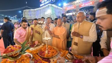 वाराणसी में देव दीपावली के पावन पर्व पर काशी की गंगा घाटियां लाखों दीपों की रोशनी से आलोकित हो उठीं। मुख्यमंत्री योगी आदित्यनाथ ने नमो घाट से पहला दीप जलाकर कार्यक्रम की शुरुआत की। चेत सिंह घाट पर थ्रीडी ‘काशी-कथा’ शो और गंगा पार ‘ग्रीन क्रैकर्स शो’ पर्यटकों के लिए आकर्षण का केंद्र रहे। दशाश्वमेध घाट की महाआरती और काशी विश्वनाथ धाम की भव्य सजावट ने दिव्यता और राष्ट्रभाव का संगम प्रस्तुत किया। 25 लाख दीपों से जगमगाती काशी का दृश्य देखकर हर कोई मंत्रमुग्ध हो गया।