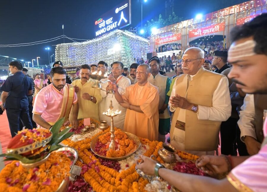 वाराणसी में देव दीपावली के पावन पर्व पर काशी की गंगा घाटियां लाखों दीपों की रोशनी से आलोकित हो उठीं। मुख्यमंत्री योगी आदित्यनाथ ने नमो घाट से पहला दीप जलाकर कार्यक्रम की शुरुआत की। चेत सिंह घाट पर थ्रीडी ‘काशी-कथा’ शो और गंगा पार ‘ग्रीन क्रैकर्स शो’ पर्यटकों के लिए आकर्षण का केंद्र रहे। दशाश्वमेध घाट की महाआरती और काशी विश्वनाथ धाम की भव्य सजावट ने दिव्यता और राष्ट्रभाव का संगम प्रस्तुत किया। 25 लाख दीपों से जगमगाती काशी का दृश्य देखकर हर कोई मंत्रमुग्ध हो गया।