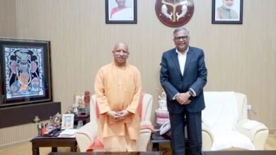 मुख्यमंत्री योगी आदित्यनाथ और टाटा सन्स के चेयरमैन एन. चंद्रशेखरनन के बीच हुई अहम बैठक में उत्तर प्रदेश में निवेश विस्तार पर सहमति बनी। टाटा समूह ने लखनऊ में एआई सिटी, गोरखपुर में सेंटर ऑफ एक्सीलेंस, टीसीएस वर्कफोर्स बढ़ाने और पूर्वांचल के युवाओं को अत्याधुनिक तकनीकों में प्रशिक्षित करने का प्रस्ताव रखा। यह पहल यूपी की डिजिटल अर्थव्यवस्था और रोजगार सृजन को नई गति देगी।