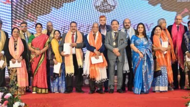 वाराणसी के कैंटोनमेंट स्थित होटल सूर्या में रोटरी क्लब मंडल-3120 का 42वां मंडलीय अधिवेशन ‘अनुगूंज’ भव्य रूप से प्रारंभ हुआ। अधिवेशन में 90 क्लबों के 750 से अधिक रोटेरियन शामिल हुए। कार्यक्रम में जल संरक्षण, स्वास्थ्य, शिक्षा, पर्यावरण और सामाजिक सेवा को लेकर विचार साझा किए गए।