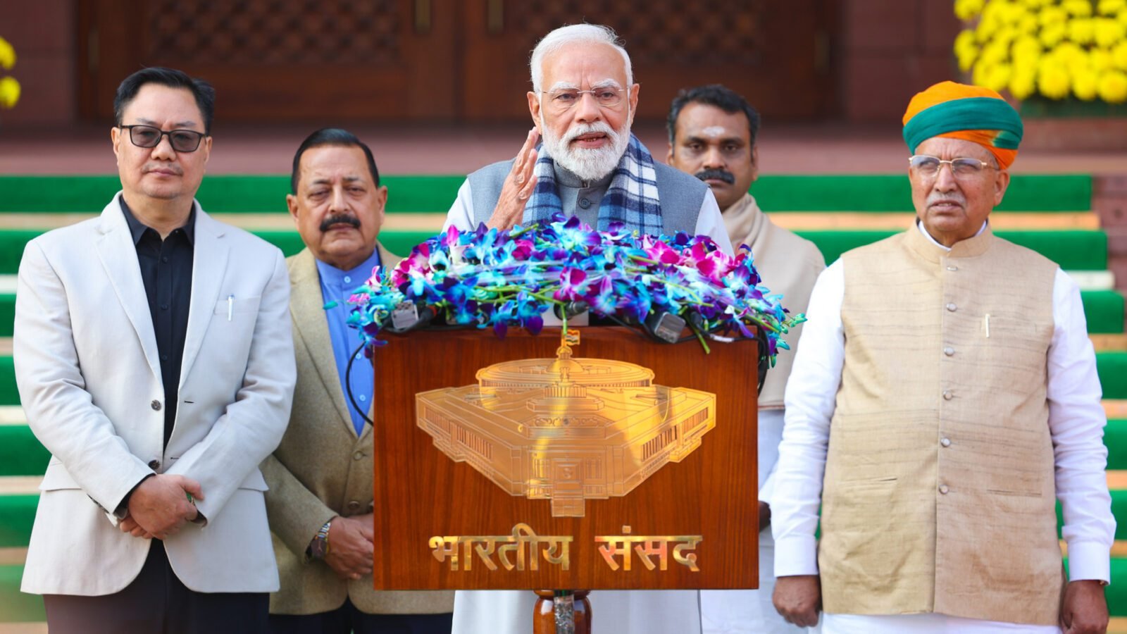 नयी दिल्ली : संसद के शीतकालीन सत्र से पूर्व प्रधानमंत्री नरेंद्र मोदी ने सभी राजनीतिक दलों से अपील की कि वे चुनावी हार-जीत के अहंकार और निराशा से ऊपर उठकर संसद की गरिमा बनाए रखें। उन्होंने कहा कि संसद राष्ट्र निर्माण का पवित्र मंच है, इसे अव्यवस्था और हंगामे का अखाड़ा नहीं बनाया जाना चाहिए। पीएम ने नये सांसदों को अभिव्यक्ति का अवसर देने की आवश्यकता पर बल दिया और कहा कि लोकतंत्र नारेबाज़ी से नहीं, नीतियों और सकारात्मक बहस से मजबूत होता है। उन्होंने सभी दलों से सत्र को सुचारू चलाने तथा देश की प्रगति के लिए सहयोग की अपील की। (वार्ता)