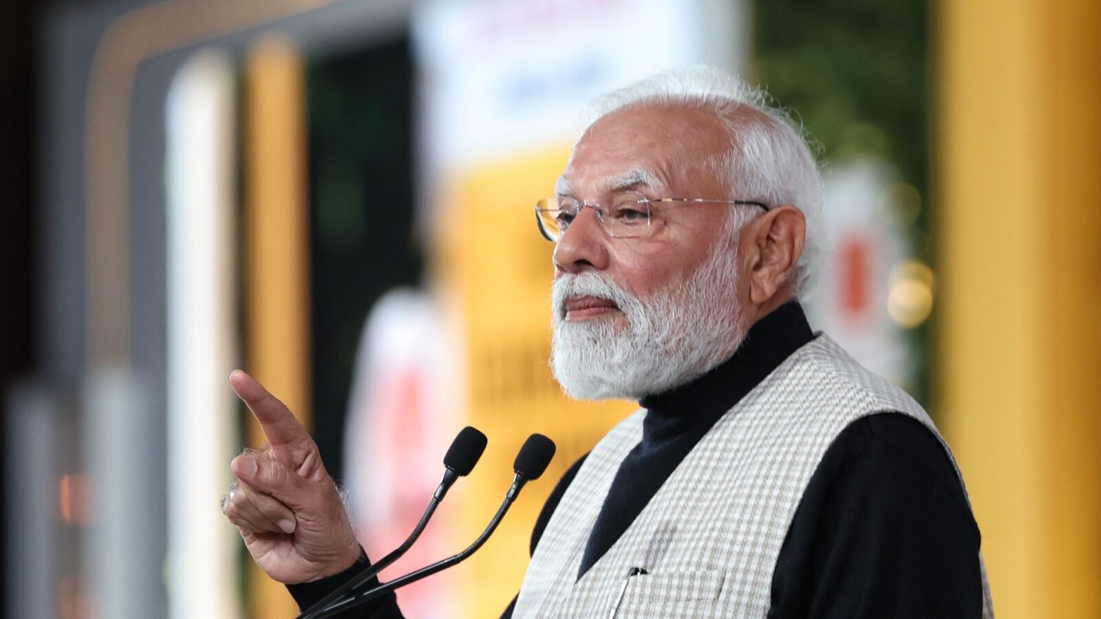 हिंदुस्तान टाइम्स समिट में प्रधानमंत्री नरेंद्र मोदी ने कहा कि दुनिया आर्थिक और राजनीतिक अनिश्चितताओं के दौर से गुजर रही है, लेकिन भारत आत्मविश्वास और मजबूत इच्छाशक्ति के साथ तेजी से आगे बढ़ रहा है। उन्होंने बताया कि देश की जीडीपी दूसरी तिमाही में आठ प्रतिशत से अधिक रही है, जो भारत की अर्थव्यवस्था को ग्लोबल ग्रोथ इंजन के रूप में स्थापित करती है। प्रधानमंत्री ने कहा कि मेक इन इंडिया, स्टार्टअप इंडिया, स्पेस सेक्टर रिफॉर्म और पीएम सूर्य घर योजना जैसे अभियानों ने विकास की नई दिशा दी है। उन्होंने गुलामी की मानसिकता से मुक्त होकर विकसित भारत की ओर आगे बढ़ने का आह्वान किया।