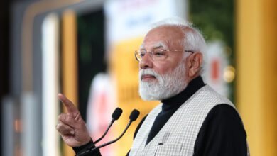 हिंदुस्तान टाइम्स समिट में प्रधानमंत्री नरेंद्र मोदी ने कहा कि दुनिया आर्थिक और राजनीतिक अनिश्चितताओं के दौर से गुजर रही है, लेकिन भारत आत्मविश्वास और मजबूत इच्छाशक्ति के साथ तेजी से आगे बढ़ रहा है। उन्होंने बताया कि देश की जीडीपी दूसरी तिमाही में आठ प्रतिशत से अधिक रही है, जो भारत की अर्थव्यवस्था को ग्लोबल ग्रोथ इंजन के रूप में स्थापित करती है। प्रधानमंत्री ने कहा कि मेक इन इंडिया, स्टार्टअप इंडिया, स्पेस सेक्टर रिफॉर्म और पीएम सूर्य घर योजना जैसे अभियानों ने विकास की नई दिशा दी है। उन्होंने गुलामी की मानसिकता से मुक्त होकर विकसित भारत की ओर आगे बढ़ने का आह्वान किया।