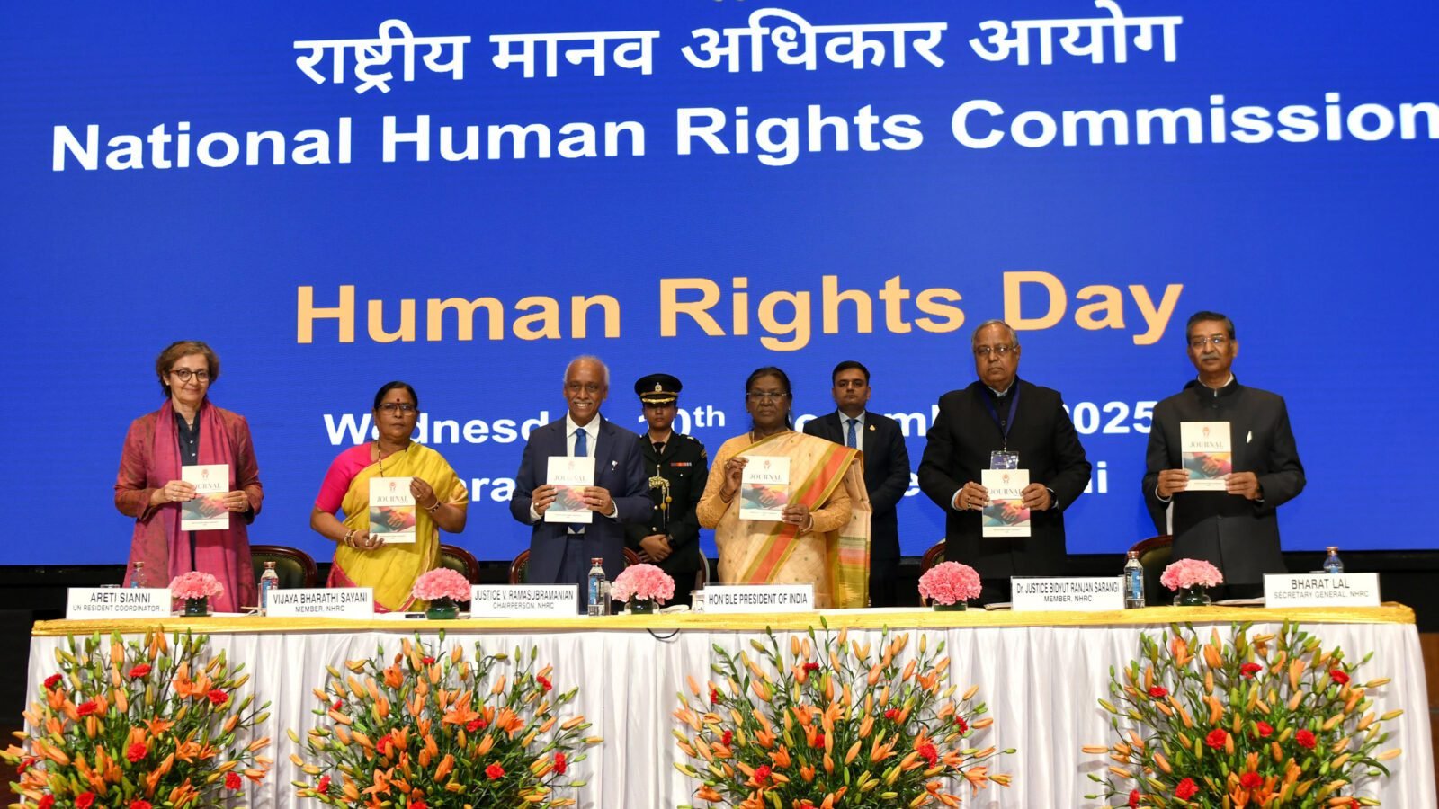 नई दिल्ली में आयोजित मानवाधिकार दिवस समारोह में राष्ट्रपति द्रौपदी मुर्मू ने कहा कि मानवाधिकार संविधान का मूल तत्व हैं और भारत ने वैश्विक मानवाधिकार ढांचे को मजबूत किया है। उन्होंने न्याय, समानता और गरिमा को समावेशी विकास का आधार बताते हुए कहा कि मानवाधिकारों को विकास से अलग नहीं किया जा सकता। महिलाएं, बच्चों, कमजोर वर्गों व कैदियों के अधिकारों की रक्षा पर विशेष जोर देते हुए उन्होंने हर नागरिक से मानवाधिकारों की जिम्मेदारी निभाने का आह्वान किया।