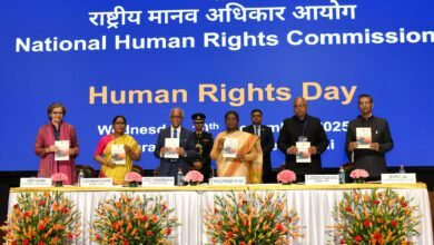 नई दिल्ली में आयोजित मानवाधिकार दिवस समारोह में राष्ट्रपति द्रौपदी मुर्मू ने कहा कि मानवाधिकार संविधान का मूल तत्व हैं और भारत ने वैश्विक मानवाधिकार ढांचे को मजबूत किया है। उन्होंने न्याय, समानता और गरिमा को समावेशी विकास का आधार बताते हुए कहा कि मानवाधिकारों को विकास से अलग नहीं किया जा सकता। महिलाएं, बच्चों, कमजोर वर्गों व कैदियों के अधिकारों की रक्षा पर विशेष जोर देते हुए उन्होंने हर नागरिक से मानवाधिकारों की जिम्मेदारी निभाने का आह्वान किया।