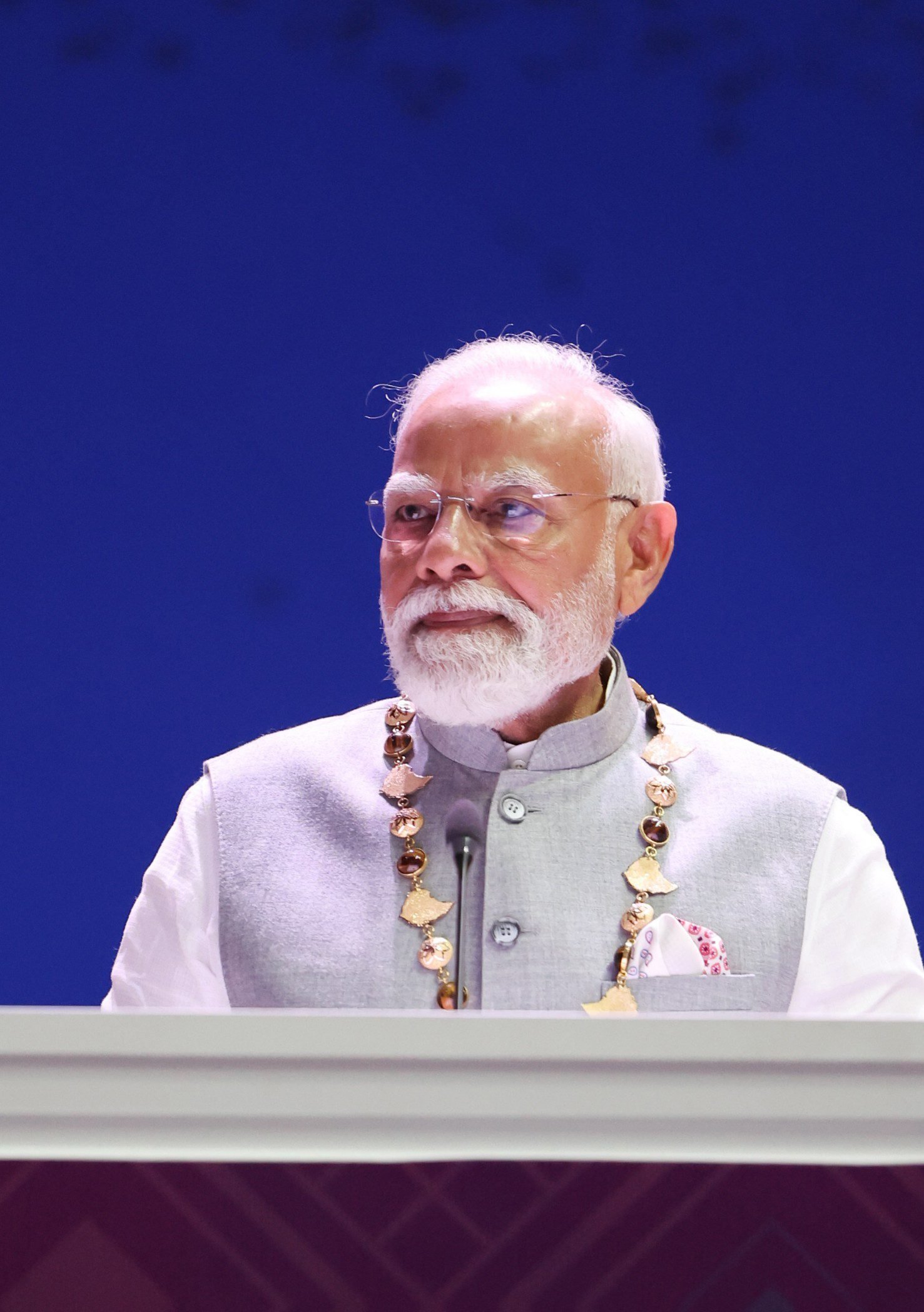 प्रधानमंत्री नरेंद्र मोदी को इथियोपिया के सर्वोच्च नागरिक सम्मान ‘ग्रेट ऑनर निशान ऑफ इथियोपिया’ से सम्मानित किया गया। उन्होंने इसे भारत-इथियोपिया की प्राचीन सभ्यतागत मित्रता और भरोसेमंद साझेदारी का प्रतीक बताया। यात्रा के दौरान दोनों देशों के बीच रणनीतिक साझेदारी, शिक्षा, स्वास्थ्य, डिजिटल क्षमता और शांति स्थापना से जुड़े कई अहम समझौते हुए। मुख्यमंत्री योगी आदित्यनाथ ने इसे प्रधानमंत्री मोदी के दूरदर्शी नेतृत्व और सशक्त कूटनीति का प्रमाण बताया।