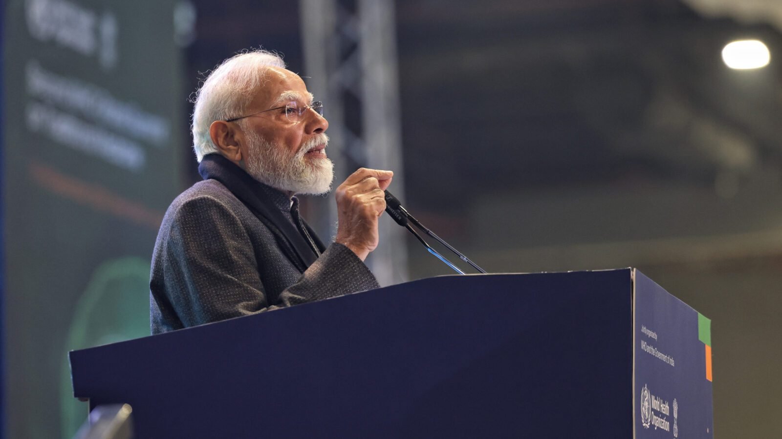 नई दिल्ली के भारत मंडपम में आयोजित परंपरागत चिकित्सा पर दूसरे WHO वैश्विक सम्मेलन का समापन प्रधानमंत्री नरेंद्र मोदी के संबोधन के साथ हुआ। पीएम मोदी ने कहा कि भारत पारंपरिक चिकित्सा के क्षेत्र में दुनिया के लिए भरोसेमंद मंच बनकर उभर रहा है। योग, आयुर्वेद और अश्वगंधा के वैश्विक प्रसार पर जोर देते हुए उन्होंने पारंपरिक ज्ञान और आधुनिक विज्ञान के समन्वय को भविष्य की आवश्यकता बताया। सम्मेलन में दिल्ली डिक्लेरेशन को महत्वपूर्ण उपलब्धि बताया गया।