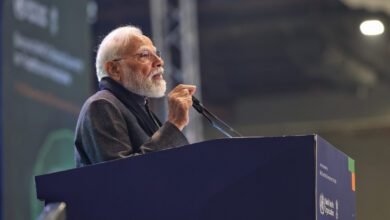 नई दिल्ली के भारत मंडपम में आयोजित परंपरागत चिकित्सा पर दूसरे WHO वैश्विक सम्मेलन का समापन प्रधानमंत्री नरेंद्र मोदी के संबोधन के साथ हुआ। पीएम मोदी ने कहा कि भारत पारंपरिक चिकित्सा के क्षेत्र में दुनिया के लिए भरोसेमंद मंच बनकर उभर रहा है। योग, आयुर्वेद और अश्वगंधा के वैश्विक प्रसार पर जोर देते हुए उन्होंने पारंपरिक ज्ञान और आधुनिक विज्ञान के समन्वय को भविष्य की आवश्यकता बताया। सम्मेलन में दिल्ली डिक्लेरेशन को महत्वपूर्ण उपलब्धि बताया गया।