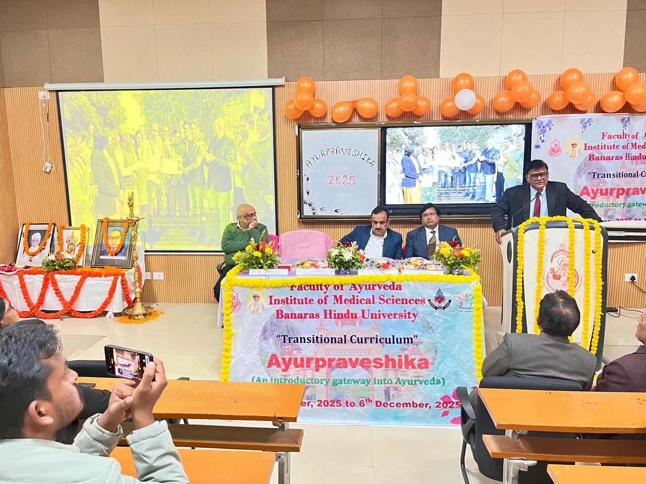 वाराणसी। काशी हिंदू विश्वविद्यालय के आयुर्वेद संकाय, आईएमएस द्वारा 15 दिवसीय ट्रांजिशनल करिकुलम ‘आयुर्वप्रवेशिका 2025’ का समापन आत्रेय हॉल में हुआ। कार्यक्रम में मुख्य अतिथियों ने विद्यार्थियों को शोध-आधारित आयुर्वेद, चिकित्सकीय दृष्टिकोण, नेतृत्व और नवाचार के लिए प्रेरित किया। बीएएमएस छात्रों को प्रमाणपत्र व मेडल प्रदान किए गए और समारोह राष्ट्रगान के साथ सम्पन्न हुआ।