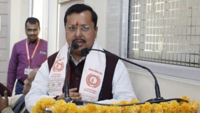 भारतीय जनता पार्टी ने संगठनात्मक स्तर पर बड़ा निर्णय लेते हुए बिहार सरकार के मंत्री नितिन नबीन को पार्टी का कार्यकारी राष्ट्रीय अध्यक्ष नियुक्त किया है। यह फैसला रविवार को भाजपा के संसदीय बोर्ड की बैठक में लिया गया। राष्ट्रीय महामंत्री अरुण सिंह ने इसकी आधिकारिक घोषणा की। नितिन नबीन को संगठन संचालन, राज्यों के बीच समन्वय और आगामी चुनावों की रणनीति को मजबूत करने की जिम्मेदारी सौंपी गई है। उनके लंबे राजनीतिक और संगठनात्मक अनुभव को देखते हुए पार्टी नेतृत्व को उम्मीद है कि वे भाजपा को राष्ट्रीय स्तर पर नई मजबूती और गति प्रदान करेंगे।