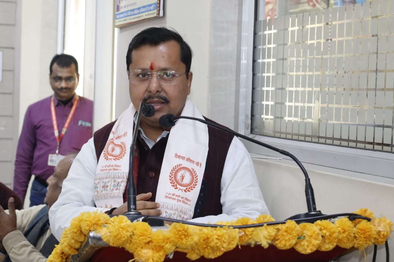 भारतीय जनता पार्टी ने संगठनात्मक स्तर पर बड़ा निर्णय लेते हुए बिहार सरकार के मंत्री नितिन नबीन को पार्टी का कार्यकारी राष्ट्रीय अध्यक्ष नियुक्त किया है। यह फैसला रविवार को भाजपा के संसदीय बोर्ड की बैठक में लिया गया। राष्ट्रीय महामंत्री अरुण सिंह ने इसकी आधिकारिक घोषणा की। नितिन नबीन को संगठन संचालन, राज्यों के बीच समन्वय और आगामी चुनावों की रणनीति को मजबूत करने की जिम्मेदारी सौंपी गई है। उनके लंबे राजनीतिक और संगठनात्मक अनुभव को देखते हुए पार्टी नेतृत्व को उम्मीद है कि वे भाजपा को राष्ट्रीय स्तर पर नई मजबूती और गति प्रदान करेंगे।