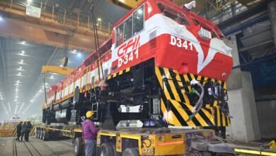 बनारस रेल इंजन कारखाना ने मोज़ाम्बिक के लिए 3300 हॉर्स पावर स्वदेशी डीजल-इलेक्ट्रिक लोकोमोटिव की छठी इकाई रवाना कर एक नई उपलब्धि हासिल की है। यह निर्यात ‘मेक इन इंडिया’ विज़न के तहत भारत की वैश्विक रेलवे क्षमता और तकनीकी आत्मनिर्भरता को दर्शाता है।