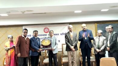 बनारस रेल इंजन कारखाना (बरेका), वाराणसी को राजभाषा हिंदी के उत्कृष्ट एवं नवाचारी कार्यान्वयन के लिए रेल मंत्री राजभाषा शील्ड से सम्मानित किया गया। रेलवे बोर्ड द्वारा प्रदत्त यह प्रथम पुरस्कार वर्ष 2024 के दौरान हिंदी के प्रभावी प्रयोग, गुणवत्ता और सृजनात्मक प्रयासों की राष्ट्रीय स्तर पर सराहना है।