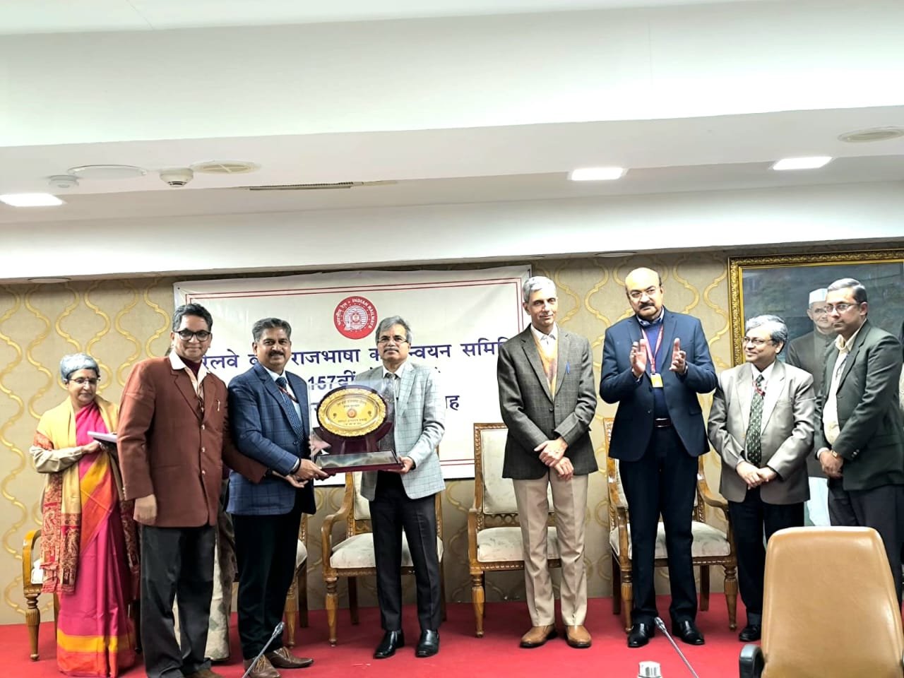 बनारस रेल इंजन कारखाना (बरेका), वाराणसी को राजभाषा हिंदी के उत्कृष्ट एवं नवाचारी कार्यान्वयन के लिए रेल मंत्री राजभाषा शील्ड से सम्मानित किया गया। रेलवे बोर्ड द्वारा प्रदत्त यह प्रथम पुरस्कार वर्ष 2024 के दौरान हिंदी के प्रभावी प्रयोग, गुणवत्ता और सृजनात्मक प्रयासों की राष्ट्रीय स्तर पर सराहना है।