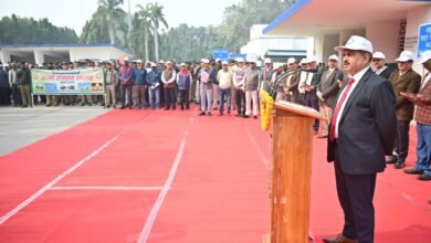 रेलवे बोर्ड के निर्देशानुसार बनारस रेल इंजन कारखाना (बरेका) में 08 से 14 दिसंबर 2025 तक ऊर्जा संरक्षण सप्ताह आयोजित किया जा रहा है। महाप्रबंधक श्री सोमेश कुमार ने जागरूकता रैली एवं ऊर्जा संरक्षण लीफलेट का विमोचन किया। रैली में अधिकारियों, कर्मचारियों, छात्र-छात्राओं एवं विभिन्न संगठनों ने भाग लिया। बरेका में 3.87 मेगावाट सौर संयंत्र के माध्यम से 2024-25 में 4226102 यूनिट हरित ऊर्जा उत्पन्न हुई तथा कार्बन उत्सर्जन में 3169.58 टन की कमी दर्ज की गई।