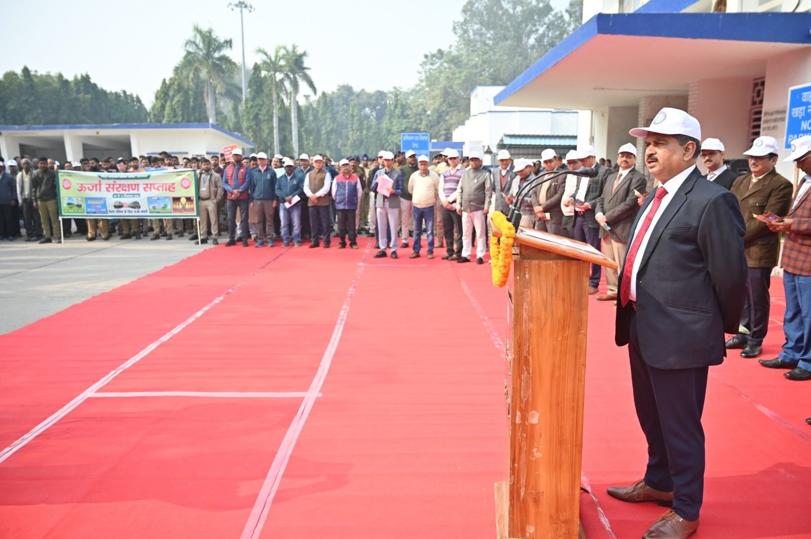 रेलवे बोर्ड के निर्देशानुसार बनारस रेल इंजन कारखाना (बरेका) में 08 से 14 दिसंबर 2025 तक ऊर्जा संरक्षण सप्ताह आयोजित किया जा रहा है। महाप्रबंधक श्री सोमेश कुमार ने जागरूकता रैली एवं ऊर्जा संरक्षण लीफलेट का विमोचन किया। रैली में अधिकारियों, कर्मचारियों, छात्र-छात्राओं एवं विभिन्न संगठनों ने भाग लिया। बरेका में 3.87 मेगावाट सौर संयंत्र के माध्यम से 2024-25 में 4226102 यूनिट हरित ऊर्जा उत्पन्न हुई तथा कार्बन उत्सर्जन में 3169.58 टन की कमी दर्ज की गई।