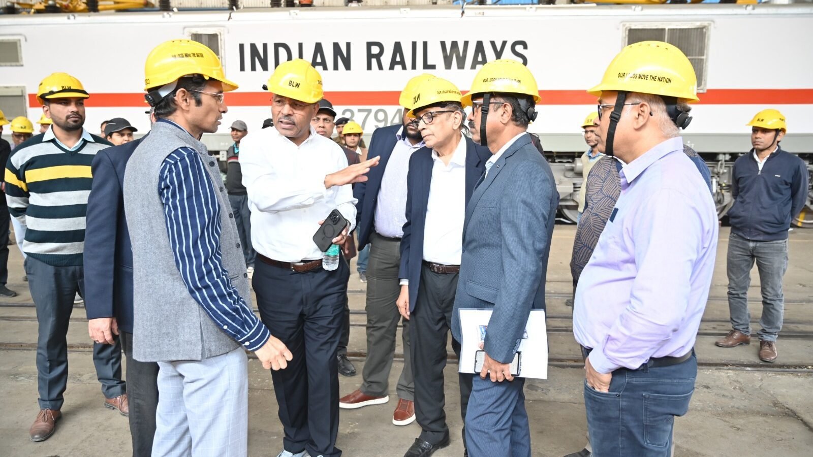 01 दिसंबर 2025 को मोजाम्बिक रेलवे (CFM) के तीन सदस्यीय प्रतिनिधिमंडल ने मेसर्स राइट्स अधिकारियों के साथ बनारस रेल इंजन कारखाना (बरेका) का दौरा कर 3300 हॉर्स पावर केप गेज लोकोमोटिव निर्माण की स्थिति का आकलन किया। प्रतिनिधिमंडल ने बरेका की उन्नत विनिर्माण तकनीक, डिजाइन क्षमताओं और निर्माण प्रक्रिया की विस्तार से समीक्षा की। अब तक 10 में से 4 लोकोमोटिव मोजाम्बिक भेजे जा चुके हैं, जबकि शेष 6 का निर्माण कार्य जारी है। मोजाम्बिक प्रतिनिधिमंडल ने बरेका की वैश्विक निर्यात क्षमता और ‘मेड इन इंडिया’ तकनीकी उत्कृष्टता की प्रशंसा की।