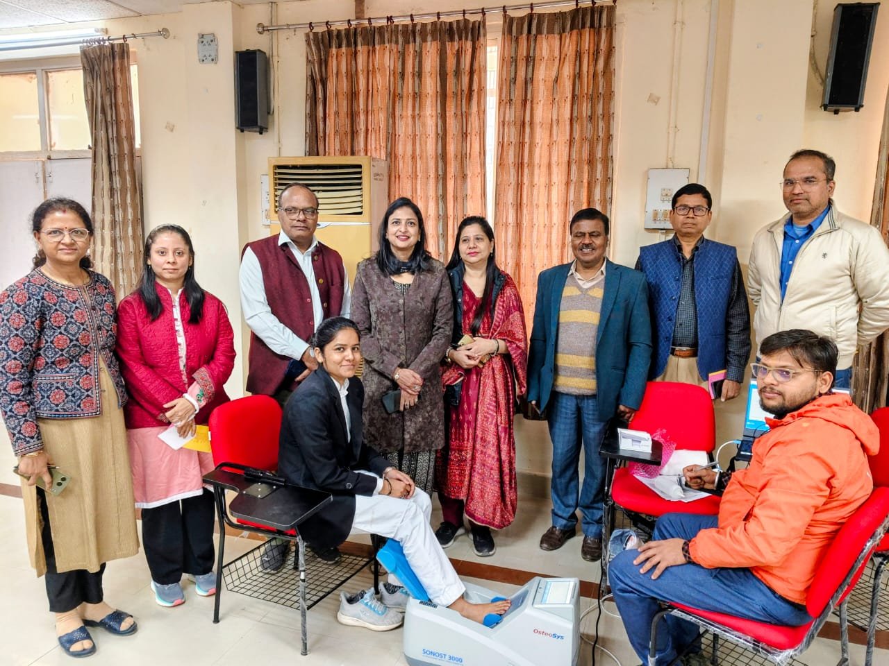 बनारस रेल इंजन कारखाना (बरेका) चिकित्सालय में 13 दिसंबर 2025 को अस्थि खनिज घनत्व (बीएमडी) परीक्षण शिविर का आयोजन किया गया। शिविर में विशेषज्ञ चिकित्सकों द्वारा हड्डियों की जांच, ऑस्टियोपोरोसिस से बचाव एवं स्वस्थ जीवनशैली पर परामर्श दिया गया। लगभग 75 लोगों ने जांच कर स्वास्थ्य लाभ प्राप्त किया।