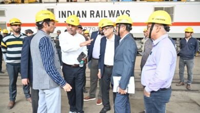 01 दिसंबर 2025 को मोजाम्बिक रेलवे (CFM) के तीन सदस्यीय प्रतिनिधिमंडल ने मेसर्स राइट्स अधिकारियों के साथ बनारस रेल इंजन कारखाना (बरेका) का दौरा कर 3300 हॉर्स पावर केप गेज लोकोमोटिव निर्माण की स्थिति का आकलन किया। प्रतिनिधिमंडल ने बरेका की उन्नत विनिर्माण तकनीक, डिजाइन क्षमताओं और निर्माण प्रक्रिया की विस्तार से समीक्षा की। अब तक 10 में से 4 लोकोमोटिव मोजाम्बिक भेजे जा चुके हैं, जबकि शेष 6 का निर्माण कार्य जारी है। मोजाम्बिक प्रतिनिधिमंडल ने बरेका की वैश्विक निर्यात क्षमता और ‘मेड इन इंडिया’ तकनीकी उत्कृष्टता की प्रशंसा की।