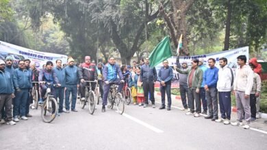 बनारस रेल इंजन कारखाना (बरेका) में ‘फिट इंडिया’ पहल के अंतर्गत “संडे ऑन साइकिल” अभियान के एक वर्ष पूर्ण होने पर भव्य साइकिल रैली का आयोजन किया गया। रैली को प्रमुख मुख्य विद्युत इंजीनियर एवं बरेका खेल संघ अध्यक्ष सुशील कुमार श्रीवास्तव ने हरी झंडी दिखाकर रवाना किया। अधिकारियों, खिलाड़ियों, आरपीएफ, सिविल डिफेंस व कर्मचारियों की सहभागिता ने इसे जन-आंदोलन का स्वरूप दिया।