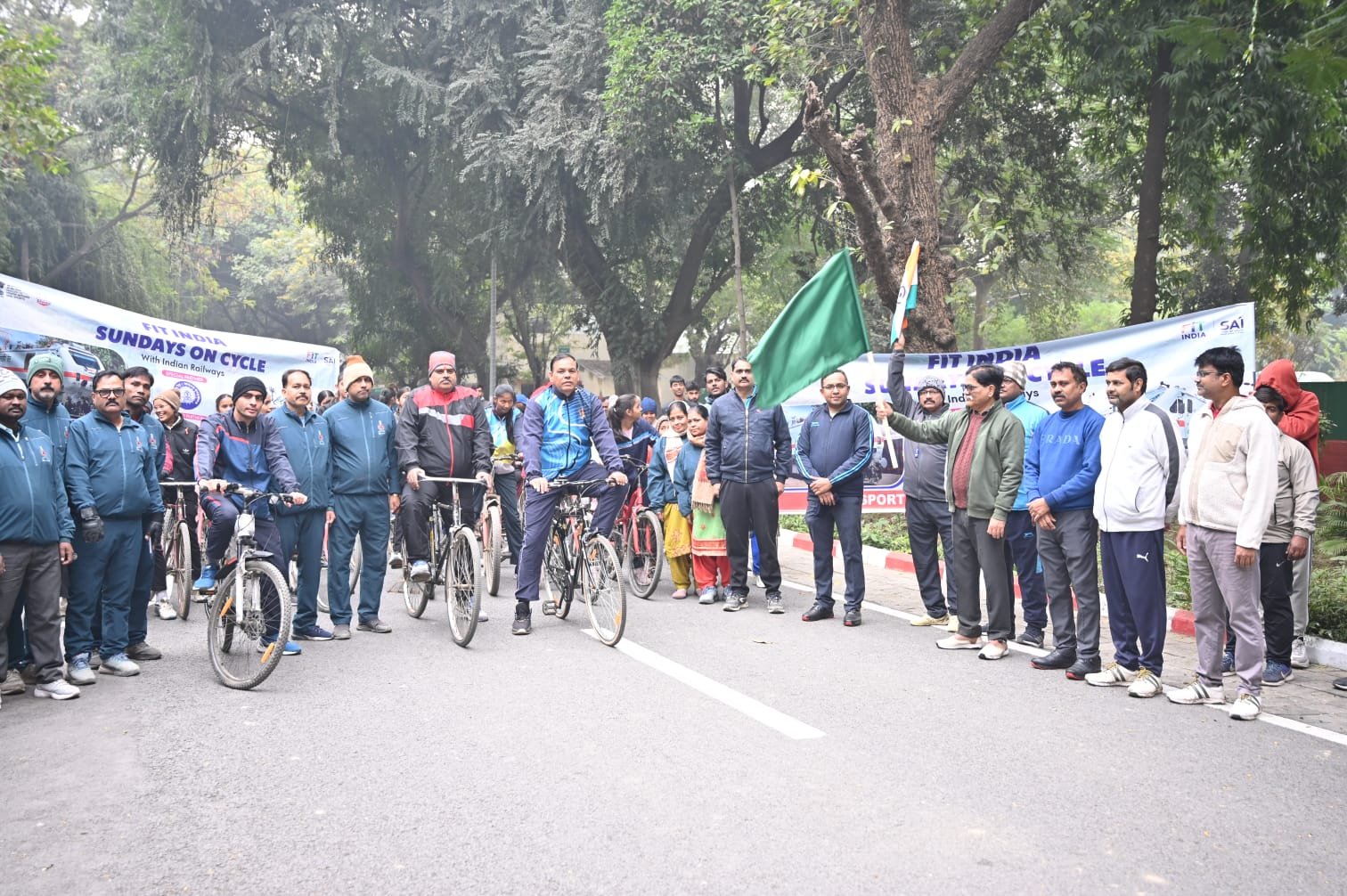 बनारस रेल इंजन कारखाना (बरेका) में ‘फिट इंडिया’ पहल के अंतर्गत “संडे ऑन साइकिल” अभियान के एक वर्ष पूर्ण होने पर भव्य साइकिल रैली का आयोजन किया गया। रैली को प्रमुख मुख्य विद्युत इंजीनियर एवं बरेका खेल संघ अध्यक्ष सुशील कुमार श्रीवास्तव ने हरी झंडी दिखाकर रवाना किया। अधिकारियों, खिलाड़ियों, आरपीएफ, सिविल डिफेंस व कर्मचारियों की सहभागिता ने इसे जन-आंदोलन का स्वरूप दिया।