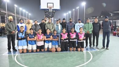 वाराणसी स्थित बरेका बास्केटबॉल ग्राउंड पर आयोजित प्रथम अजय सिंह मेमोरियल 3×3 बास्केटबॉल टूर्नामेंट का 28 दिसंबर 2025 को भव्य समापन हुआ। यह प्रतियोगिता पूर्व राष्ट्रीय खिलाड़ी स्वर्गीय अजय सिंह की स्मृति में आयोजित की गई। अंडर-19 बालक व बालिका वर्ग में कुल 30 टीमों ने भाग लिया। फाइनल मुकाबलों में शानदार खेल देखने को मिला। विजेताओं को मेडल, शील्ड व नकद पुरस्कार देकर सम्मानित किया गया।