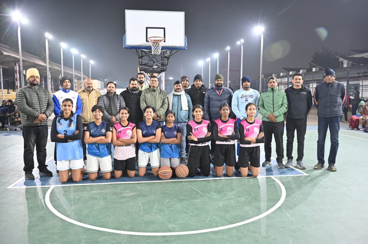 वाराणसी स्थित बरेका बास्केटबॉल ग्राउंड पर आयोजित प्रथम अजय सिंह मेमोरियल 3×3 बास्केटबॉल टूर्नामेंट का 28 दिसंबर 2025 को भव्य समापन हुआ। यह प्रतियोगिता पूर्व राष्ट्रीय खिलाड़ी स्वर्गीय अजय सिंह की स्मृति में आयोजित की गई। अंडर-19 बालक व बालिका वर्ग में कुल 30 टीमों ने भाग लिया। फाइनल मुकाबलों में शानदार खेल देखने को मिला। विजेताओं को मेडल, शील्ड व नकद पुरस्कार देकर सम्मानित किया गया।