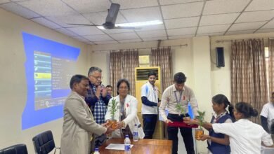 विश्व एड्स दिवस के अवसर पर 01 दिसम्बर को बनारस रेल इंजन कारखाना (बरेका) के केंद्रीय चिकित्सालय में जन-जागरूकता कार्यक्रम आयोजित किया गया। महाप्रबंधक श्री सोमेश कुमार के दिशा-निर्देशन तथा प्रमुख मुख्य चिकित्सा अधिकारी डॉ. देवेश कुमार के नेतृत्व में हुए इस कार्यक्रम में एचआईवी/एड्स की रोकथाम, जागरूकता और उपचार संबंधी महत्वपूर्ण जानकारी साझा की गई।