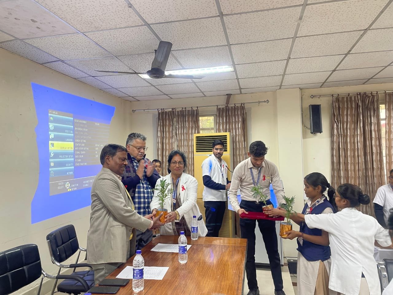 विश्व एड्स दिवस के अवसर पर 01 दिसम्बर को बनारस रेल इंजन कारखाना (बरेका) के केंद्रीय चिकित्सालय में जन-जागरूकता कार्यक्रम आयोजित किया गया। महाप्रबंधक श्री सोमेश कुमार के दिशा-निर्देशन तथा प्रमुख मुख्य चिकित्सा अधिकारी डॉ. देवेश कुमार के नेतृत्व में हुए इस कार्यक्रम में एचआईवी/एड्स की रोकथाम, जागरूकता और उपचार संबंधी महत्वपूर्ण जानकारी साझा की गई।