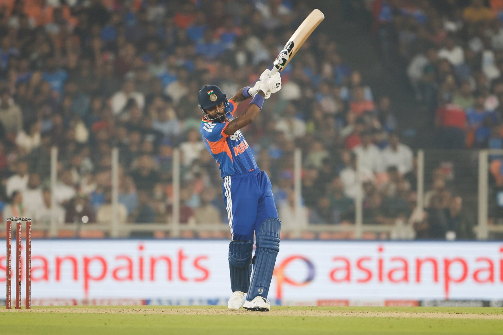 अहमदाबाद में खेले गए पांचवें एकदिवसीय मुकाबले में भारत ने दक्षिण अफ्रीका को 30 रनों से पराजित कर पांच मैचों की सीरीज 3-1 से अपने नाम कर ली। तिलक वर्मा (73) और हार्दिक पंड्या (63) की अर्धशतकीय पारियों से भारत ने 231 रन बनाए। लक्ष्य का पीछा करते हुए दक्षिण अफ्रीकी टीम 201 रन ही बना सकी। वरुण चक्रवर्ती ने चार विकेट लेकर जीत में अहम भूमिका निभाई।