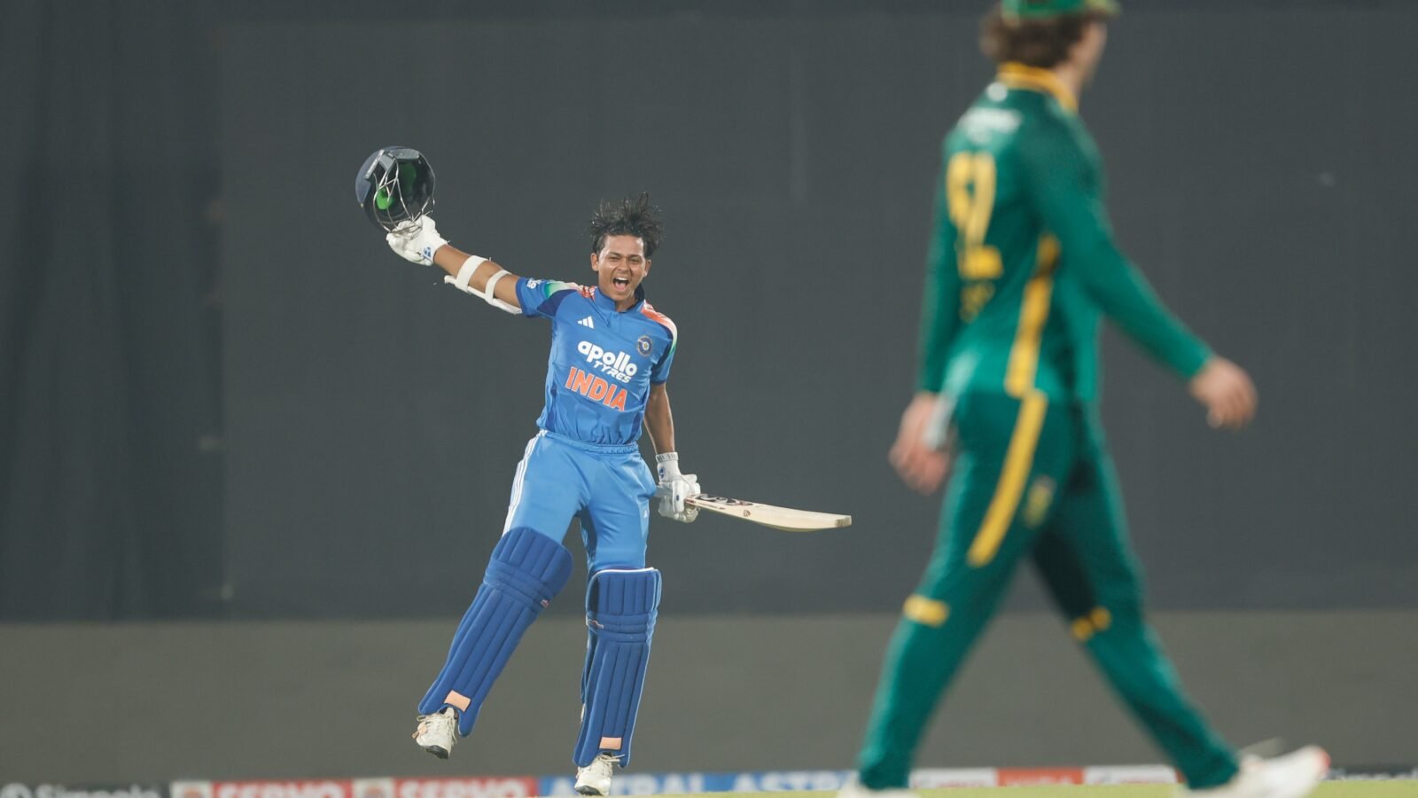 विशाखापट्टनम में खेले गए तीसरे और निर्णायक वनडे में भारत ने दक्षिण अफ्रीका को 61 गेंदें शेष रहते 9 विकेट से हराकर श्रृंखला 2-1 से अपने नाम की। गेंदबाजी में कुलदीप यादव और प्रसिद्ध कृष्णा ने 4-4 विकेट झटके, जिससे दक्षिण अफ्रीका की टीम 270 रन पर सिमट गई। जवाब में भारत ने शानदार शुरुआत करते हुए यशस्वी जायसवाल (नाबाद 116) और रोहित शर्मा (75) के बीच 155 रनों की साझेदारी की। इसके बाद विराट कोहली (नाबाद 65) ने यशस्वी के साथ मिलकर लक्ष्य हासिल किया। भारत ने 39.1 ओवर में 271/1 बनाकर मैच और सीरीज दोनों अपने नाम की।