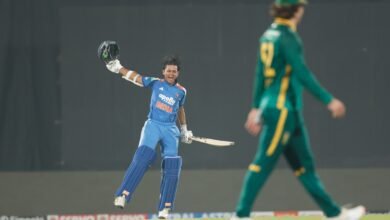 विशाखापट्टनम में खेले गए तीसरे और निर्णायक वनडे में भारत ने दक्षिण अफ्रीका को 61 गेंदें शेष रहते 9 विकेट से हराकर श्रृंखला 2-1 से अपने नाम की। गेंदबाजी में कुलदीप यादव और प्रसिद्ध कृष्णा ने 4-4 विकेट झटके, जिससे दक्षिण अफ्रीका की टीम 270 रन पर सिमट गई। जवाब में भारत ने शानदार शुरुआत करते हुए यशस्वी जायसवाल (नाबाद 116) और रोहित शर्मा (75) के बीच 155 रनों की साझेदारी की। इसके बाद विराट कोहली (नाबाद 65) ने यशस्वी के साथ मिलकर लक्ष्य हासिल किया। भारत ने 39.1 ओवर में 271/1 बनाकर मैच और सीरीज दोनों अपने नाम की।