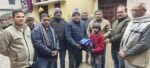 भलुअनी, देवरिया में नगर पंचायत वार्ड नं. 8 स्थित प्राथमिक विद्यालय के गोद लिए गए छह जरूरतमंद छात्रों को समाजसेवियों ने उनके घर जाकर ऊनी कपड़े, जैकेट, स्वेटर, जूते, मोज़े, टोपी और ड्रेस वितरित की। प्रधानाचार्य कृष्ण कुमार सिंह के नेतृत्व में हुई इस पहल से बच्चों के चेहरों पर मुस्कान लौटी। समाजसेवियों ने समय पर सहयोग को बच्चों के आत्मविश्वास और शिक्षा के लिए आवश्यक बताया।