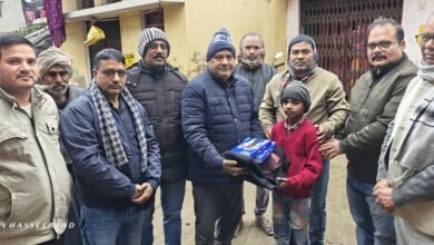भलुअनी, देवरिया में नगर पंचायत वार्ड नं. 8 स्थित प्राथमिक विद्यालय के गोद लिए गए छह जरूरतमंद छात्रों को समाजसेवियों ने उनके घर जाकर ऊनी कपड़े, जैकेट, स्वेटर, जूते, मोज़े, टोपी और ड्रेस वितरित की। प्रधानाचार्य कृष्ण कुमार सिंह के नेतृत्व में हुई इस पहल से बच्चों के चेहरों पर मुस्कान लौटी। समाजसेवियों ने समय पर सहयोग को बच्चों के आत्मविश्वास और शिक्षा के लिए आवश्यक बताया।
