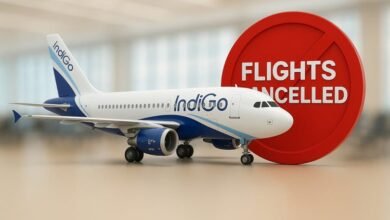 नयी दिल्ली : निजी विमानन कंपनी इंडिगो की उड़ानें रद्द होने के कारण देशभर में हजारों यात्री फंस गए हैं। यात्रियों की सुविधा को ध्यान में रखते हुए भारतीय रेलवे ने बड़ा निर्णय लेते हुए अगले तीन दिनों में 89 स्पेशल ट्रेन सेवाएं (100 अतिरिक्त फेरे) चलाने का ऐलान किया है। ये ट्रेनें दिल्ली, मुंबई, हावड़ा, हैदराबाद, पुणे, गोरखपुर, पटना, दरभंगा सहित प्रमुख शहरों के बीच संचालित होंगी। विभिन्न रेलवे जोन द्वारा तत्काल आवश्यकता और भीड़ को नियंत्रित करने के लिए विशेष ट्रेनें शुरू की जा रही हैं। इन ट्रेनों की बुकिंग जारी है और यात्रियों से सुरक्षित यात्रा के लिए पहले से टिकट बुक कराने की अपील की गई है।