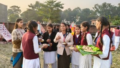 भलुअनी, देवरिया। श्रीकृष्ण इंटरमीडिएट कॉलेज में तीन दिवसीय स्काउट-गाइड शिविर का शनिवार को समापन हुआ। शिविर में विद्यार्थियों को अनुशासन, नेतृत्व, सेवा भाव, आपदा प्रबंधन और जीवन कौशल का प्रशिक्षण दिया गया। समापन पर छात्रों द्वारा शिल्प प्रदर्शनी लगाई गई। कार्यक्रम में मुख्य अतिथि गीता कुमारी ने स्काउट-गाइड को राष्ट्र निर्माण में महत्वपूर्ण बताया।