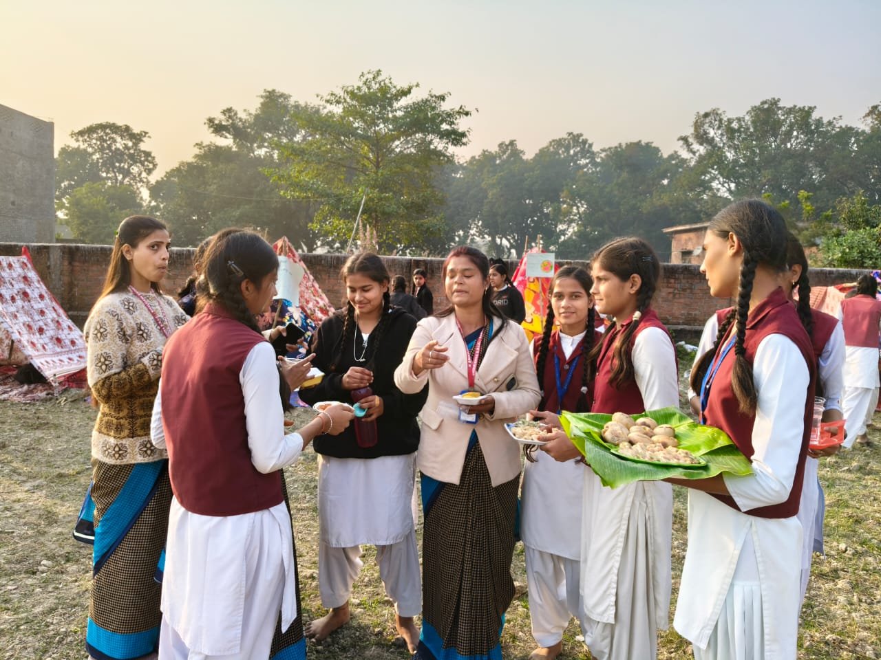 भलुअनी, देवरिया। श्रीकृष्ण इंटरमीडिएट कॉलेज में तीन दिवसीय स्काउट-गाइड शिविर का शनिवार को समापन हुआ। शिविर में विद्यार्थियों को अनुशासन, नेतृत्व, सेवा भाव, आपदा प्रबंधन और जीवन कौशल का प्रशिक्षण दिया गया। समापन पर छात्रों द्वारा शिल्प प्रदर्शनी लगाई गई। कार्यक्रम में मुख्य अतिथि गीता कुमारी ने स्काउट-गाइड को राष्ट्र निर्माण में महत्वपूर्ण बताया।