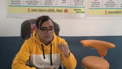 विश्व एड्स दिवस 2025 के अवसर पर स्वास्थ्य विशेषज्ञों ने कहा कि एचआईवी/एड्स से बचाव का सबसे बड़ा हथियार जागरूकता है, क्योंकि इस बीमारी का अब तक कोई स्थायी इलाज उपलब्ध नहीं है। एचआईवी शरीर की प्रतिरोधक क्षमता को कमजोर कर देता है और समय पर जांच तथा उपचार न होने पर यह एड्स में बदल सकता है। असुरक्षित यौन संबंध, संक्रमित सुई-सीरिंज, बिना जांच का रक्त और माँ से बच्चे में संक्रमण के प्रमुख कारण हैं। एआरटी दवा से वायरस नियंत्रित किया जा सकता है और संक्रमित व्यक्ति सामान्य जीवन जी सकता है। विशेषज्ञों ने सुरक्षित व्यवहार, नियमित परीक्षण और सामाजिक भ्रांतियाँ दूर करने की अपील की।